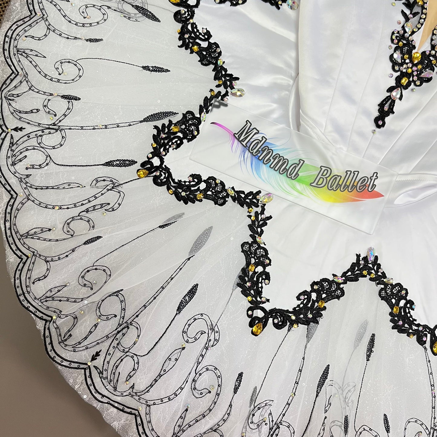 white ballet tutu, decorated with lace and sequins, is a professional ballerina's ballet tutu.-MDT0813