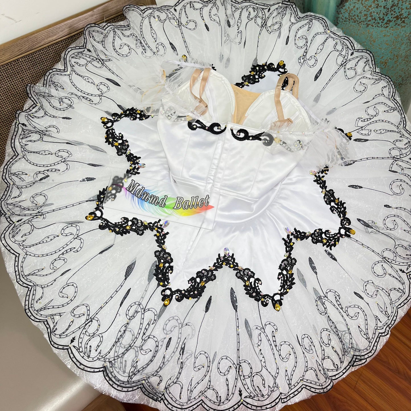 white ballet tutu, decorated with lace and sequins, is a professional ballerina's ballet tutu.-MDT0813