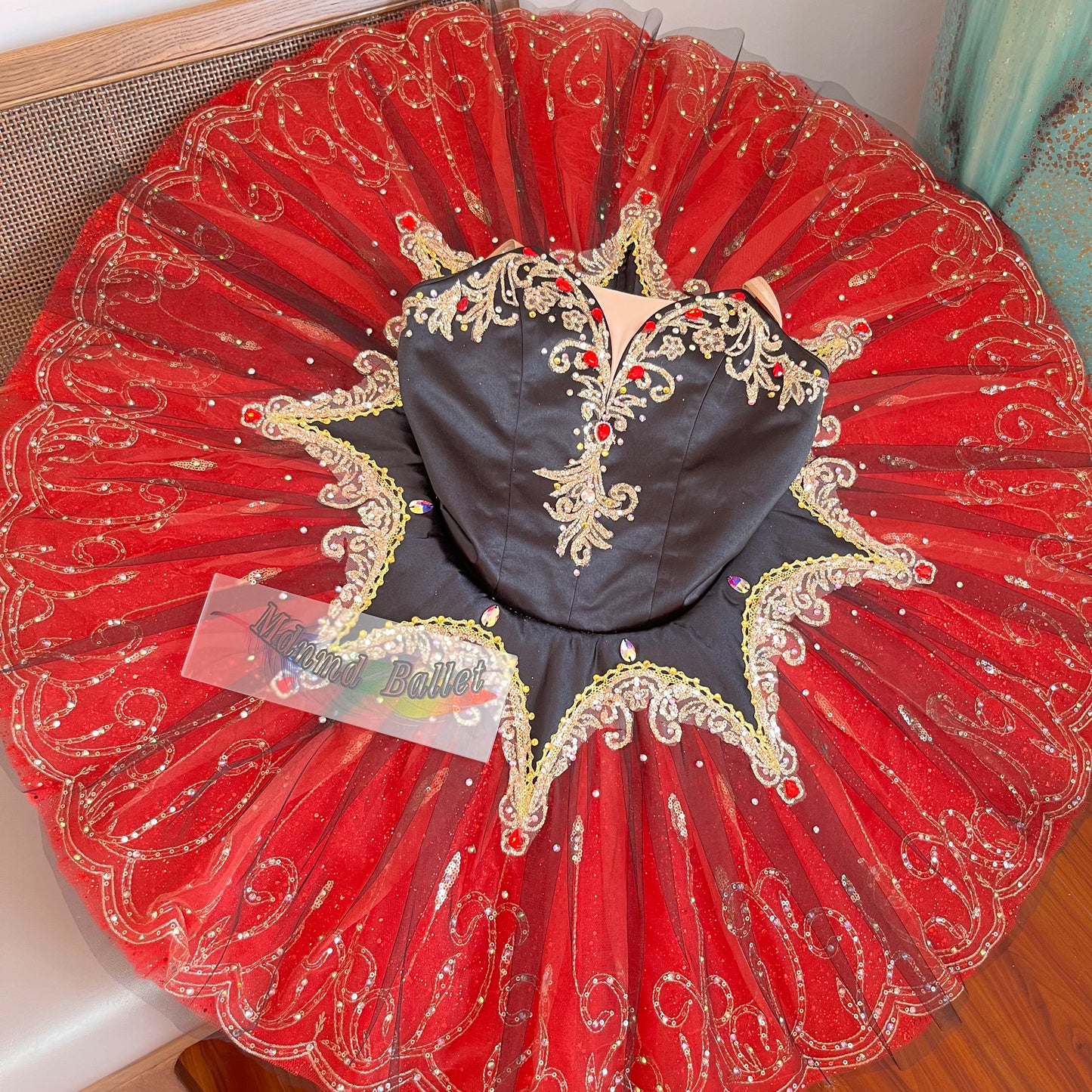 A passionate red ballet tutu, adorned with lace and sequins, is a professional ballerina's ballet tutu.-MDT0538
