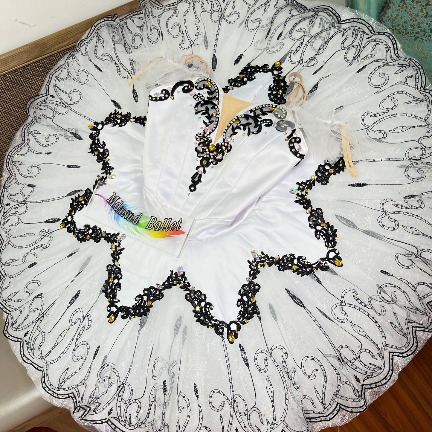 white ballet tutu, decorated with lace and sequins, is a professional ballerina's ballet tutu.-MDT0813
